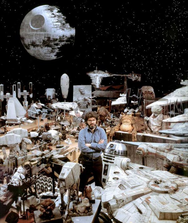 George Lucas circondato da oggetti di scena di Star Wars
