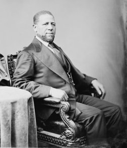 Senatore Hiram Rhodes Revels, il primo afro-americano a sedere nel Senato degli Stati Uniti. Fotografia di Mathew Brady, circa 1870
