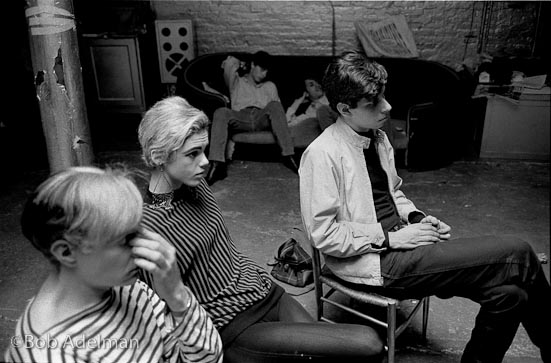 Andy Warhol e Edie Sedgwick guardano la proiezione di un film alla Factory, New York 1965