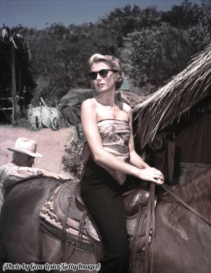Grace Kelly a cavallo sul set di un film, probabilmente 'Mogambo', circa 1953