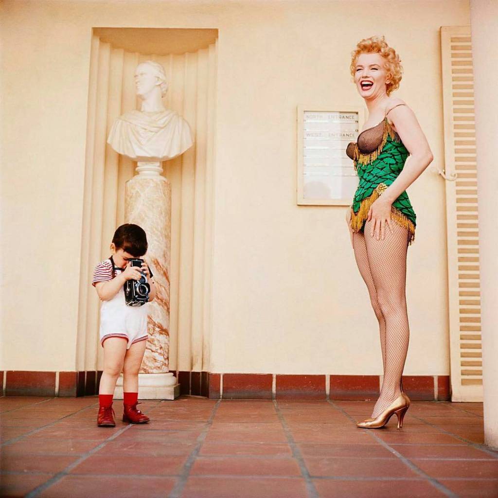 Marilyn Monroe con Joshua, il figlio di Milton Greene, 1954