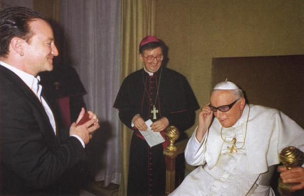 Papa Giovanni Paolo II prova gli occhiali di Bono
