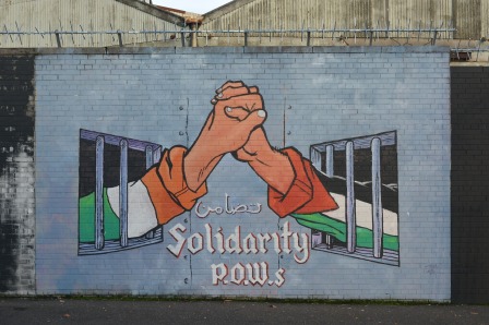 Murale realizzato nell'estate del 2012 che esprime la solidarietà tra i prigionieri repubblicani e palestinesi di guerra. Northumberland St. Dipinto da un artista locale in collaborazione con Carlos Latuff, un disegnatore politico brasiliano.