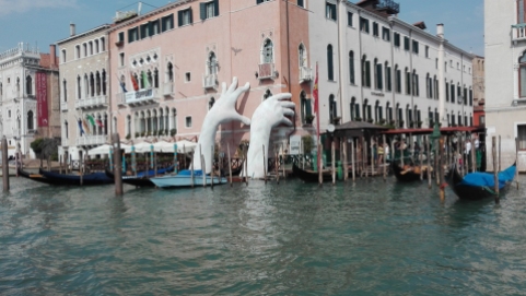 Venezia - Lorenzo Quinn per la Biennale di Venezia
