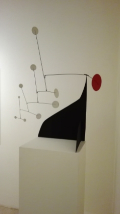 "Disco rosso, punti bianchi su nero" (1960) by Alexander Calder @ Peggy Guggenheim Collection