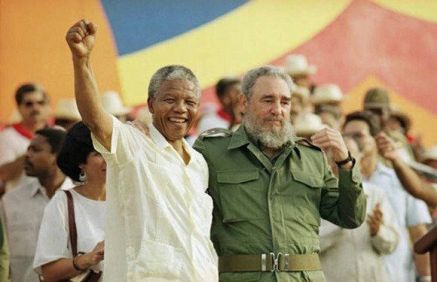 Nelson Mandela dopo un un discorso con Fidel Castro, (circa, 1990)