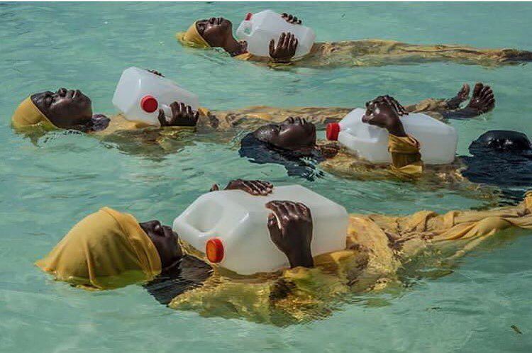 Studentesse di Zanzibar a scuola di nuoto