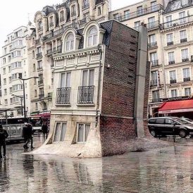 "The melting house" di Leandro Erlich a Parigi