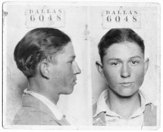 Una foto segnaletica di un sedicenne Clyde Barrow, metà del duo criminale 'Bonnie and Clyde', Dallas, 1926