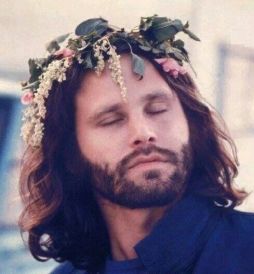 Jim Morrison con una corona di fiori