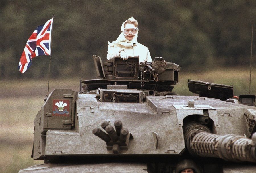 Margaret Thatcher in un Challenger 1 durante una visita alle truppe nella Germania occidentale, (1986)