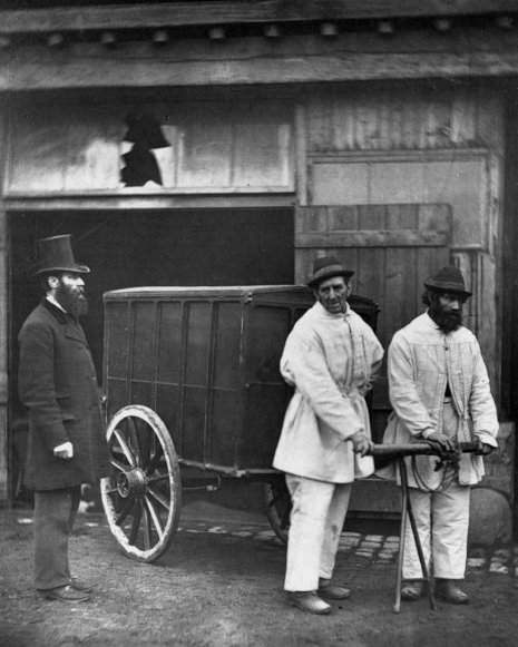 I disinfettori pubblici disinfettano le strade dopo un'epidemia di vaiolo, Londra, 1877