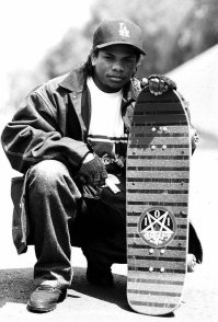 Eazy-E in posa con il suo skateboard, anni '80
