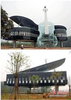 Piano House - Questa incredibile architettura è in Huainan in Cina. Le scale che danno accesso all'ingresso della casa sono nel grande violino trasparente