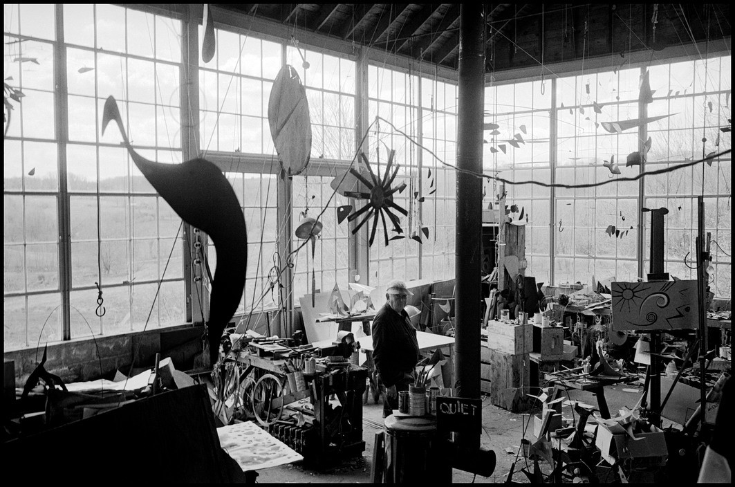 USA. Roxbury, Connecticut. 1963. Sculptor Alexander CALDER in his studio. – Barbara Picci