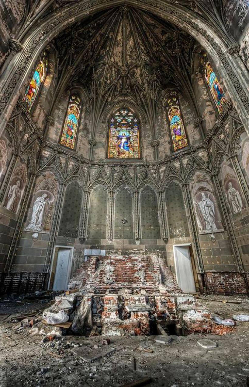 Altare di una chiesa abbandonata - Francia, St Etienne