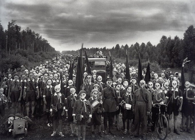 1932 - Bambini si preparano per un potenziale attacco nucleare a Leningrado, URSS
