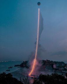 Cai Guo­-Qiang \ Sky Ladder, 2015 (gunpowder, balloon, helium)