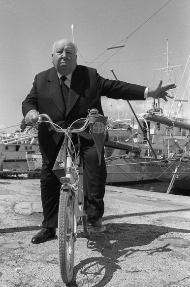 Alfred Hitchcock in bicicletta