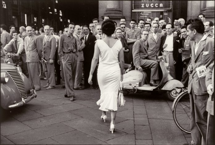 Mario De Biasi, Gli italiani si voltano. Moira Orfei 1954 © Archivio Mario De Biasi distribuito da Mondadori Portfolio