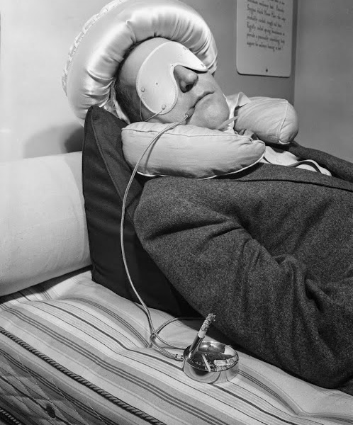 Circa 1950: invenzione presentata da Garry Moore. Il dispositivo permetteva alle persone di continuare a fumare senza il timore di bruciare le lenzuola se si addormentavano con la sigaretta accesa